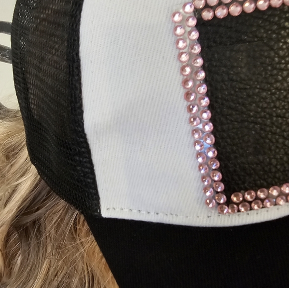 New with tag, women's trucker hat - Picture 3 of 3